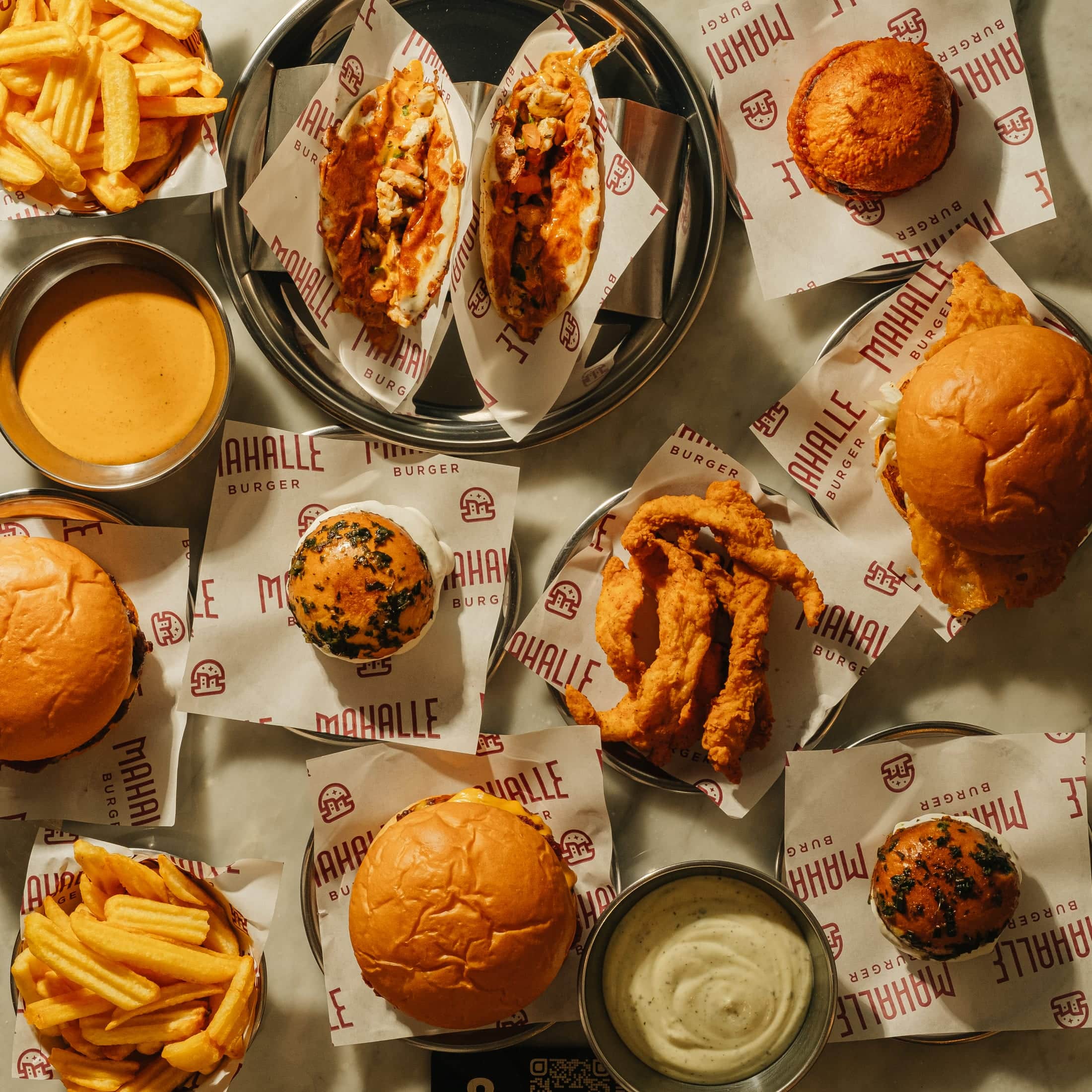 Mahalle Burger ürünlerinin birlikte sunumu