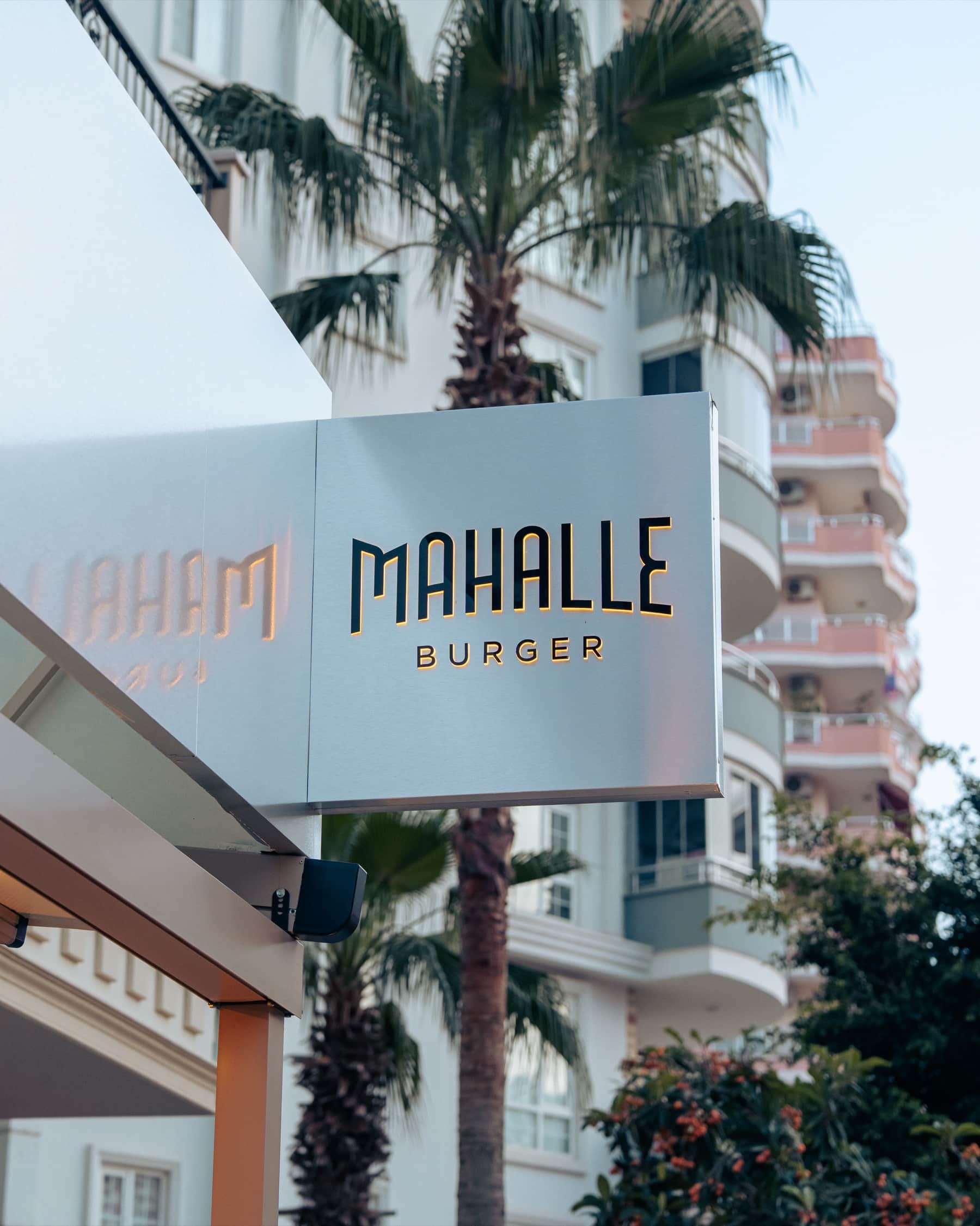 Mahalle Burger restoranının dış cephesindeki tabela